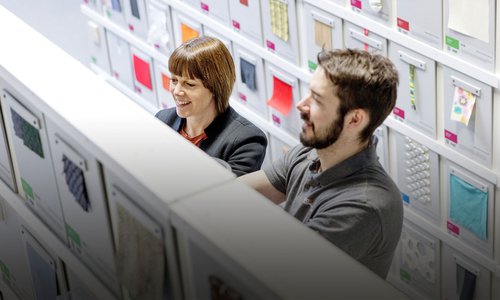 Känn på 1600 material i Material Connexion bibliotek