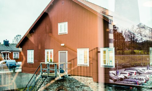 Tegelhuset genom ett fönster